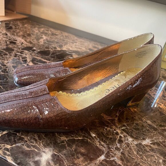 J Renee Gold Framed Heel! - Picture 3 of 15
